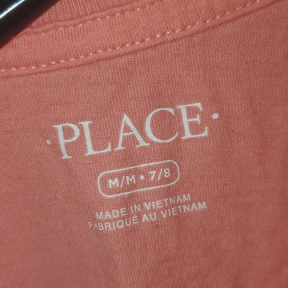 The children place shirt